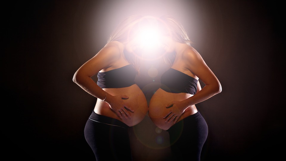 Dos hermanas embarazadas en un reportaje de maternidad