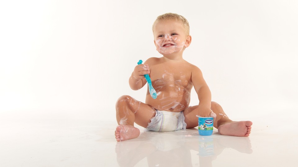 Reportaje de un niño comiendo un yogur